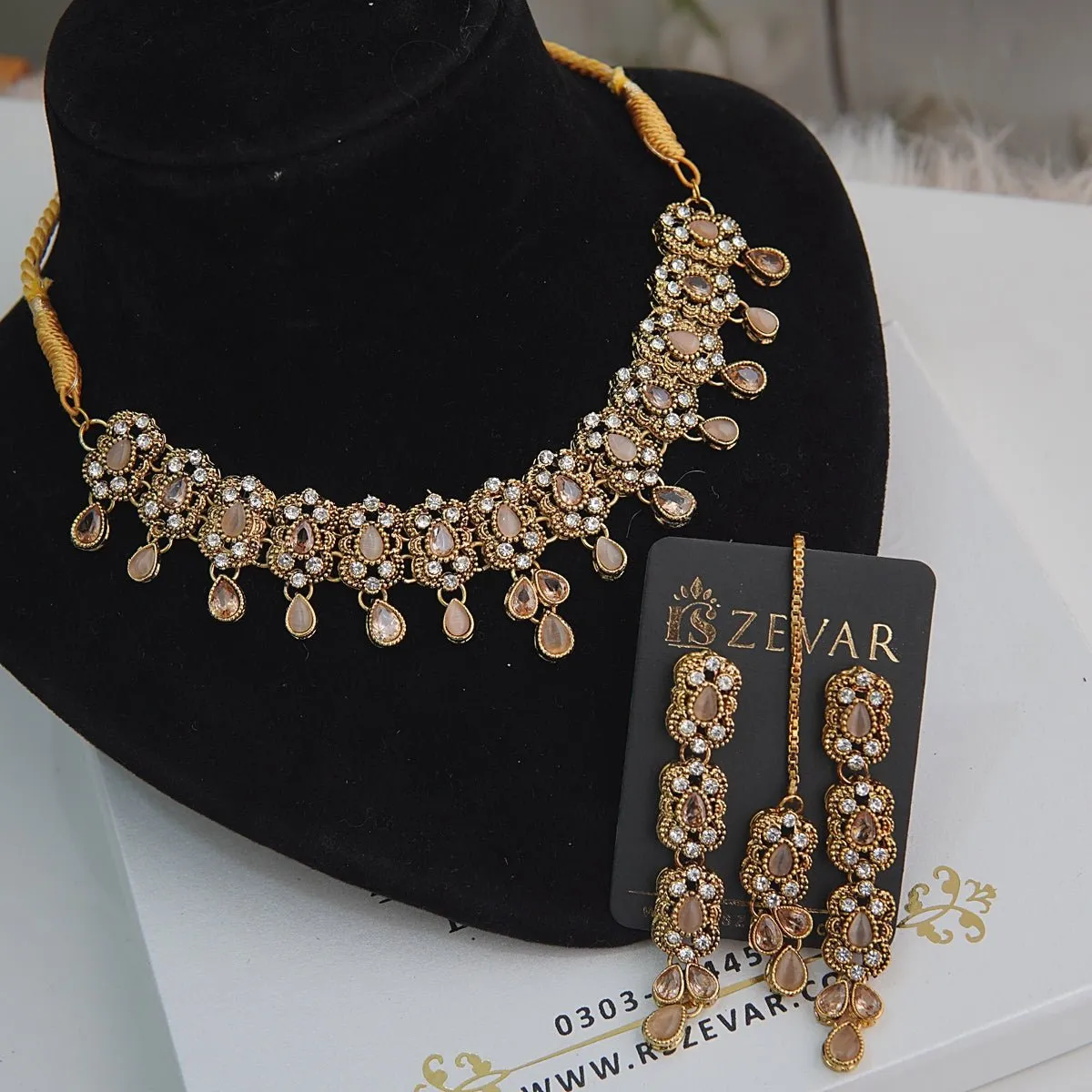 Antique Gold Gemstones Choker Set