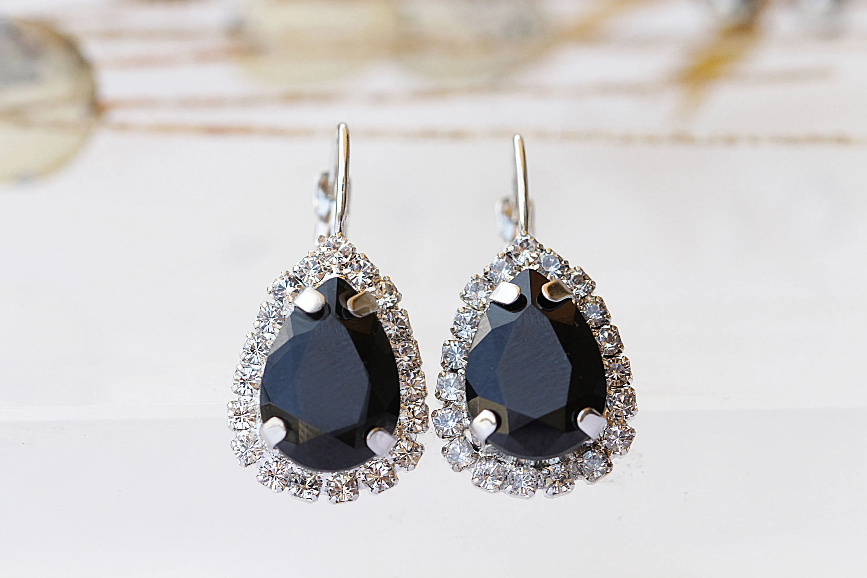 BLACK PENDANT NECKLACE