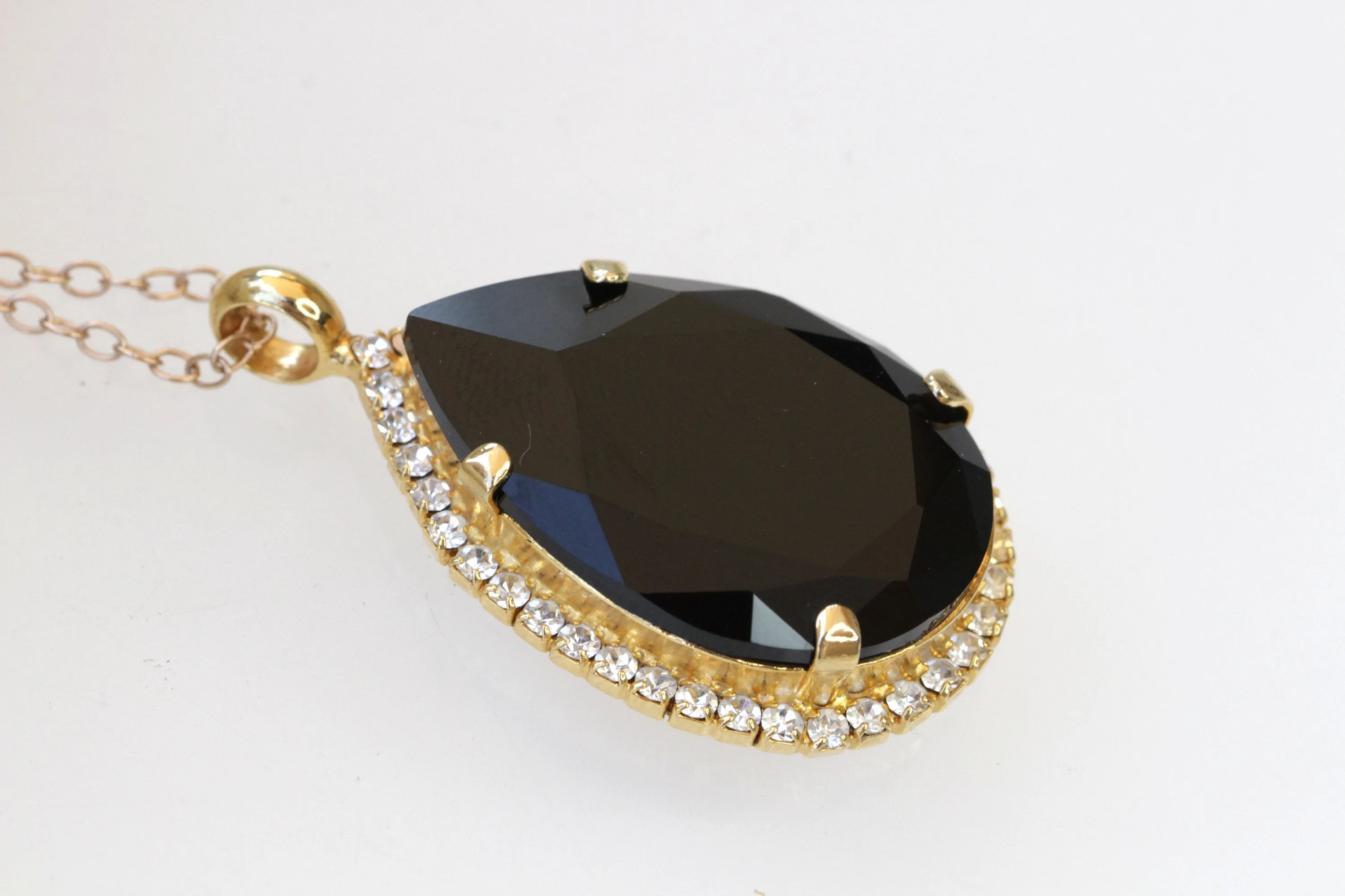 BLACK PENDANT NECKLACE