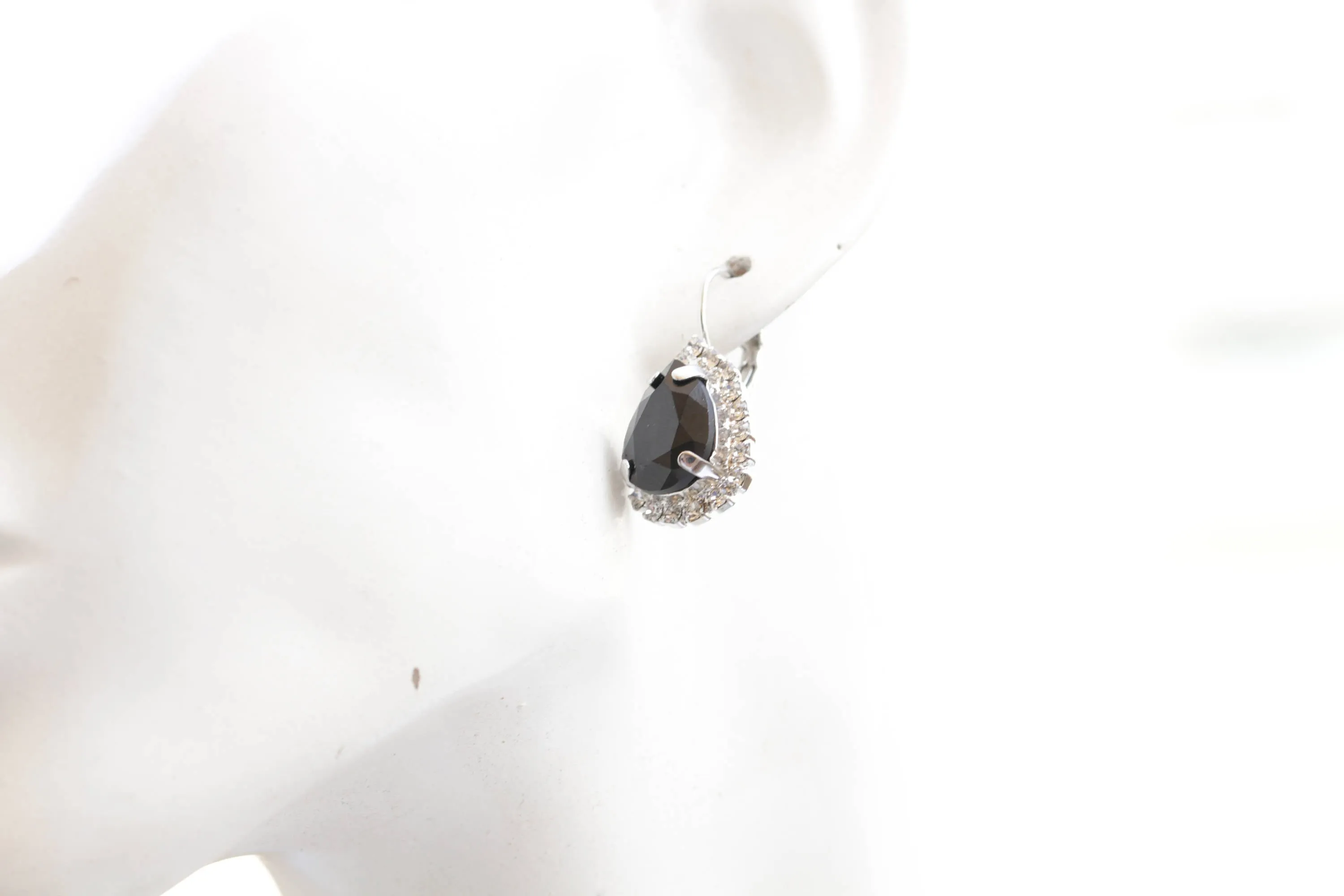 BLACK PENDANT NECKLACE