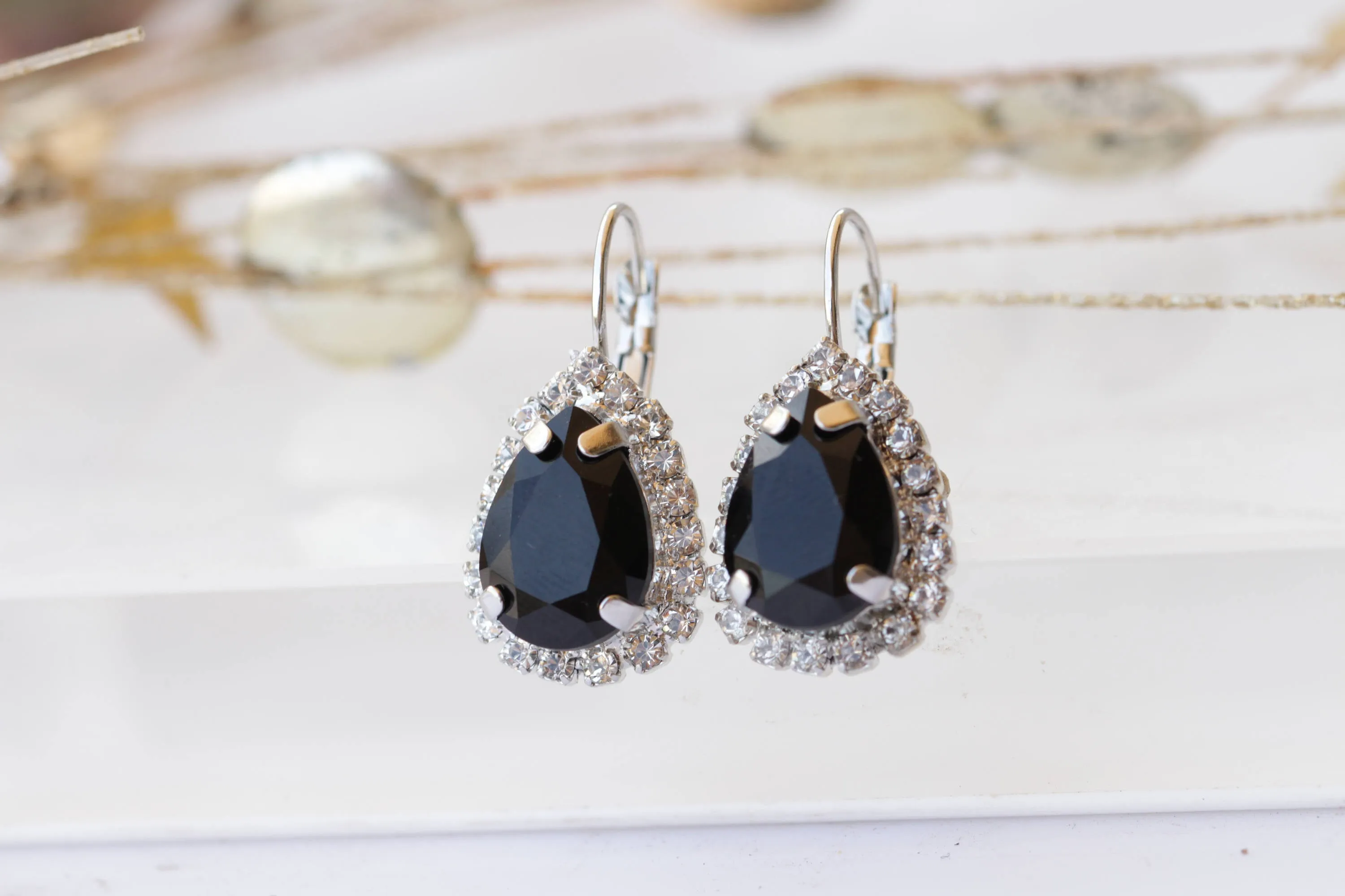 BLACK PENDANT NECKLACE