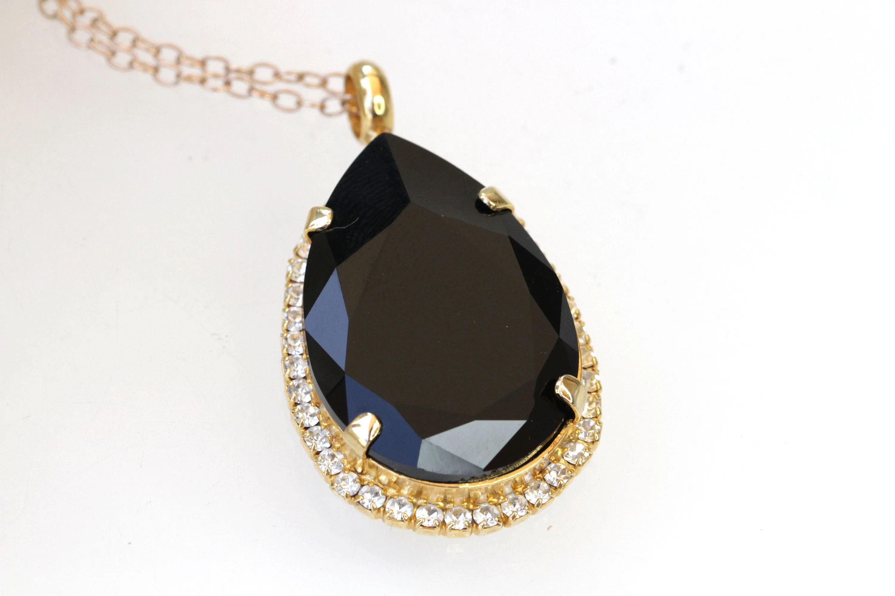 BLACK PENDANT NECKLACE
