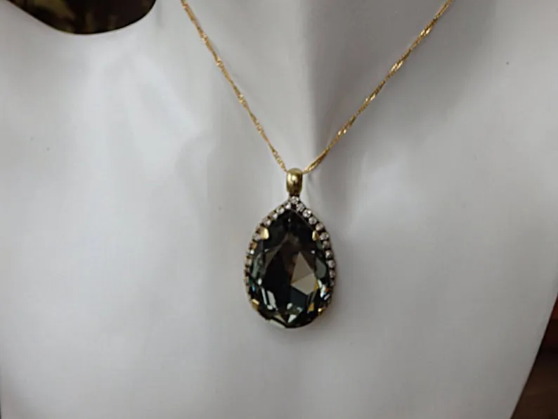 BLACK PENDANT NECKLACE